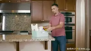 هي ترتدي الجوارب ومستعدة لجلسة اختراق عميق