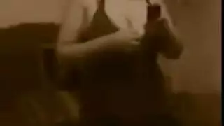 يستمنى بقميص نوم امه