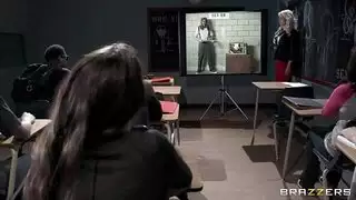 تثقيفها: معلمة تأخذ سائل عدة طلاب