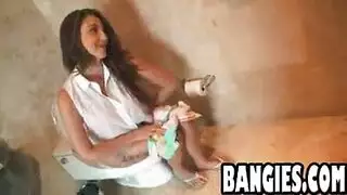 امرأة سمراء ذات أثداء كبيرة مثقوبة تأخذ ضربات قوية
