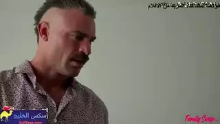 تم ضبطه من قبل الأم: الأب يضرب فرجها الضيق في غرفة النوم