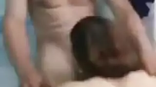 رجل ناضج يهيمن على أختين في جلسة مثلثة مصرية صريحة