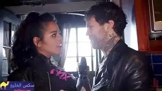 بورن عنيف: يستخدمها مثل الكلب أثناء الممارسة