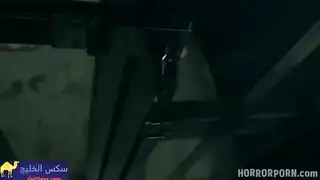 وحش شرير يضرب كس الفتاة الأسيرة المشدود رعب إكس إكس إكس