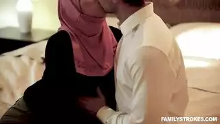 جنس دبي الخشن: أليكس تحب شد الشعر والإيلاج العميق