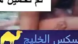 فعل الاختراق المزدوج: شابان يضربان عاهرة صغيرة حلوة
