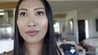 أم آسيوية تتعرض للهيمنة من قبل شاب إباحي صريح