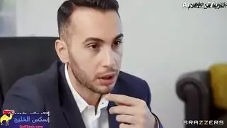 توتر المدير التنفيذي يذوب في جلسة جنس ثديي مع السكرتيرة