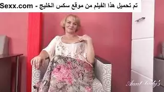 جدة ناضجة تمارس العادة السرية على كسها بحرارة