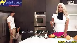 علاقة عائلية فاضحة: أم وابنتها تتعرضان لعلاقة جماعية في المطبخ