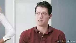 نيكوليت شيا تمص بلعاب وتتحمل إيلاج عنيف