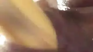 طفل حاملعلى كرسي