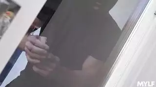 سارق يخطفه شقراء ممتلئة الجسم تريد سائله المنوي