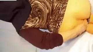 فيلم إباحي يجعل الفتاة المحجبة تلمس فرها الضيق