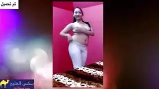 عاهرة استعراضية تداعب حلماتها الحساسة xxx