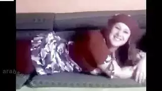 تركيز عنيف على الفم: فم وشفاه عاهرة مصرية تُدمر