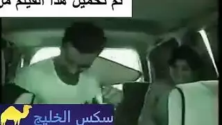 فعل خام في المقعد الخلفي: نيك الحلق وضخ الكس