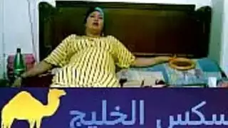 تشعل سيجارتها بينما يتم ضرب مهبلها المبلل