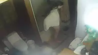 متلصص في الحمام إكس إكس إكس الإمساك بفتاة صغيرة وهي تفرك جسدها