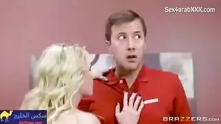 جائع للمزيد: ساعي البيتزا ينيك ربة منزل مثيرة بعمق