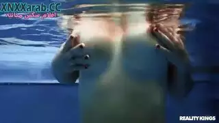 غوص عميق في كسها الدافئ الرطب سكس المسبح