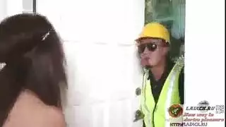 هذه الفتاة اللندنية كبيرة الثدي تفضل تناول السائل المنوي على قياس الحرارة