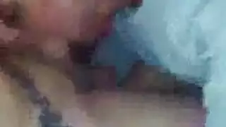 تجربة ملابس داخلية: الشقراء تعرض فرجها ومجموعة وشومها