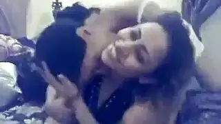 بنات يمارس السحاق