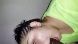لاتينا تمص بعمق بجانب المسبح منظور الرجل