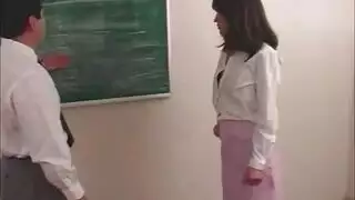 معلم مقرف يئن بينما ينكَب في القبو