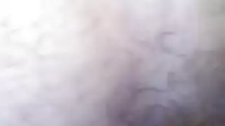 هي تركب قضيبًا قابلًا للنفخ مثل حيوان جامح على الأرض
