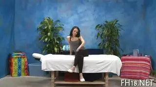 شقراء متمردة تخلع ملابسها لحفلة نيك جامحة بوضع الكلب