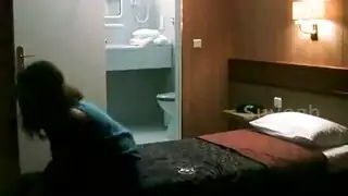 امرأة ناضجة مثيرة في الجوارب تمتلئ فتحاتها من قبل مجموعة من الفتيان السمر
