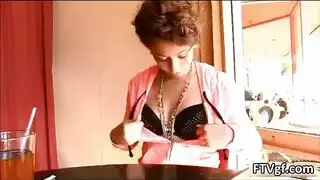 فاتنة مثير تظهر الحمار الأسود
