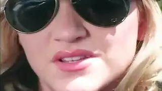غريب قطار الشرطي هو دفع الحلمات كبيرة له الجنس الرقيق بين الكرات الكبيرة ، في حين أنها الرجيج