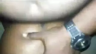 جنس تحت الشمس الحارقة: مراهقة سمراء تئن وتتلقى قضيبًا سمينًا قاسيًا