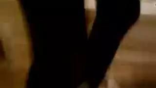 مراهق مثار يعرض قضيبه الكبير خلال تدليك عاري