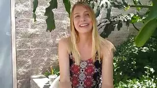 الشقراء الموشومة العاهرة تأخذ كل عضو ذكري في خيالها الجماعي الضخم