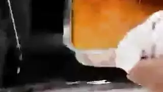 خادمة مشوية على اللعاب تُضاجع على طاولة المطبخ