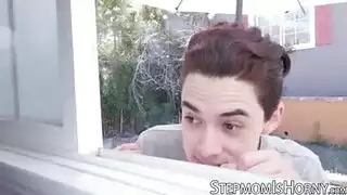 مدير تنفيذي يسود سكرتيرته في فيديو جنس صريح على المكتب