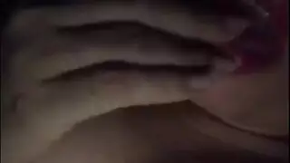 فتيات مغطيات بالكريمة يوسخن ألسنتهن
