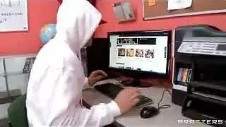 امرأة ناضجة يائسة تتوسل للاختراق العميق في مشهد إباحي