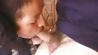 فتاة سمراء كبيرة المؤخرة تأخذ لعبة وحشية في شرجها جنس شرجي صريح