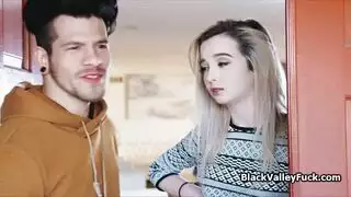 مراهقة سمراء مثارة تمص قضيب شاب أصغر بعنف