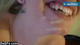 وحيدة في المنزل ومستعدة لجنس جماعي قاسٍ