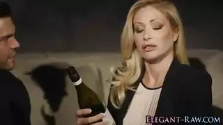 فتاة أنيقة تمص وتضاجع رجلها