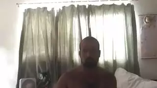 بريتاني بانكس تسيطر على صديقتها الجديدة المطيعة