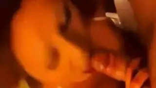 امرأة سمراء بريطانية ترتدي مشدًا ولديها الكثير من السيارات التي تحت تصرفها