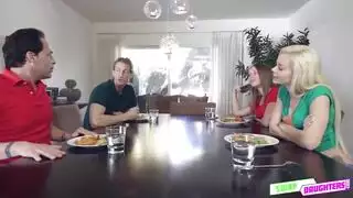 ليزا رو تُدَك طوال اليوم في صالون التدليك