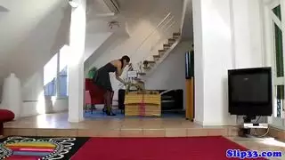 مراهقة ترتدي كعباً تمص قضيبين ضخمين في فيلم صريح